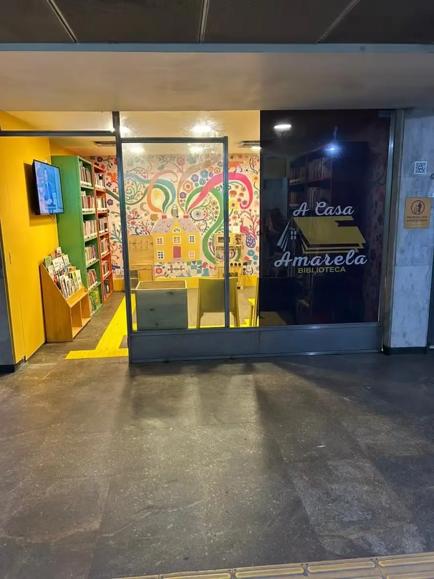 Biblioteca popular “A Casa Amarela”