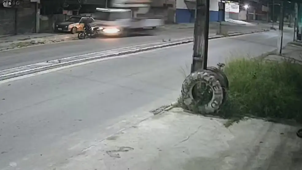 Caminhão da Enel atropela motociclista em Duque de Caxias