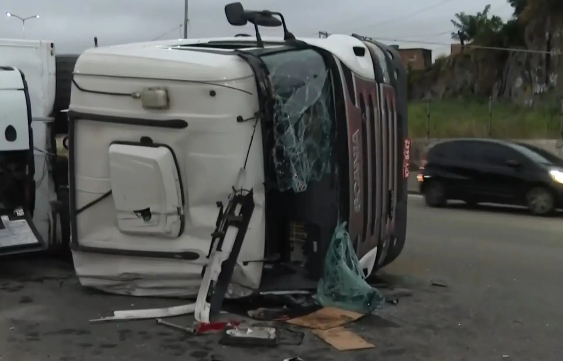Carreta tomba na BR-101 em Niterói