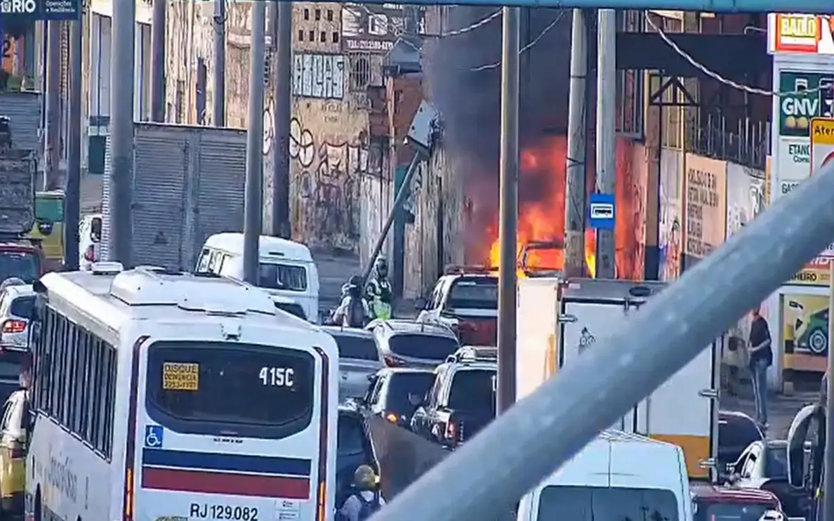 carro pega fogo na Avenida Brasil