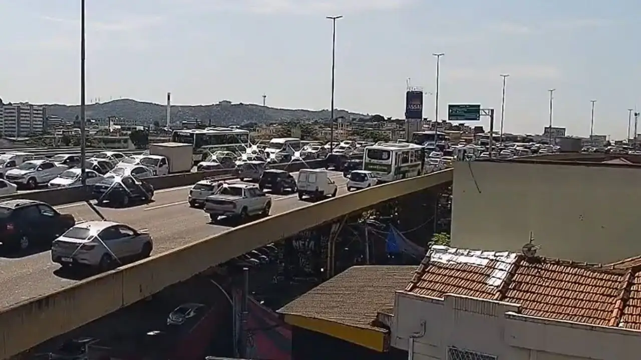 carro pega fogo na Linha Amarela