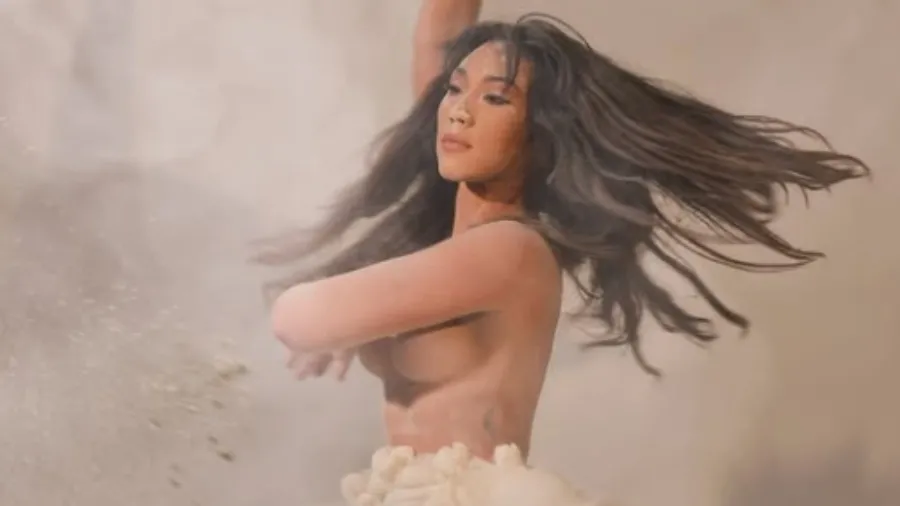 Danni Suzuki de topless em ensaio