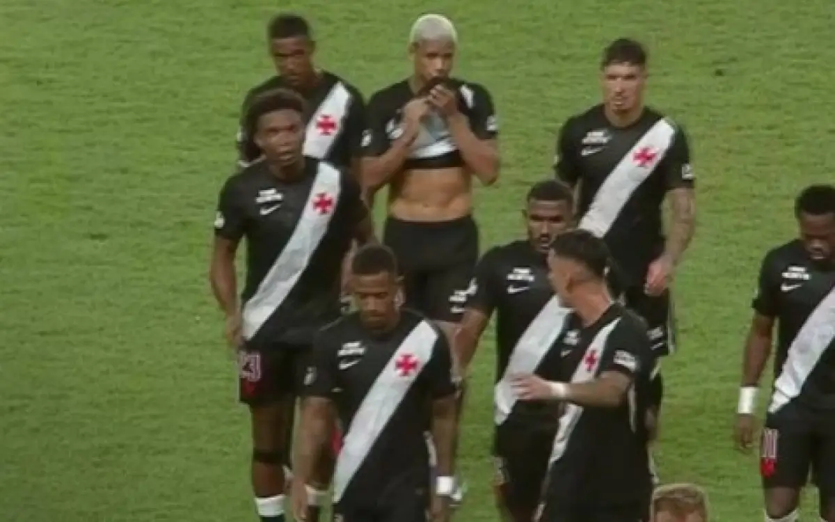 Thiago Mendes e Puma Rodríguez discutiram no jogo do Vasco