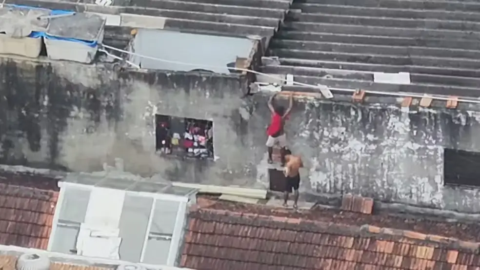 Dois homens tentaram fugir da abordagem da polícia pelo telhado do imóvel