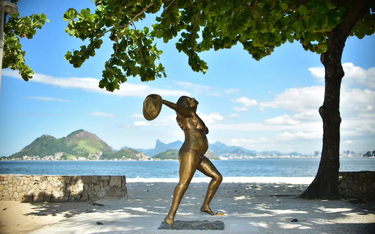 estátua de Leila Diniz