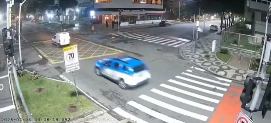 Viatura da Polícia Militar segue Fiorino Branca