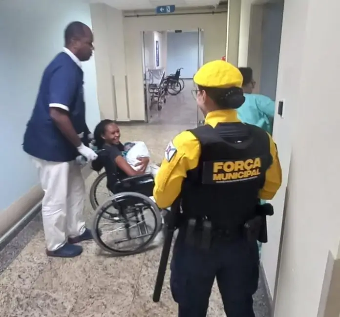 Força Municipal no Centro do Rio ajuda parto