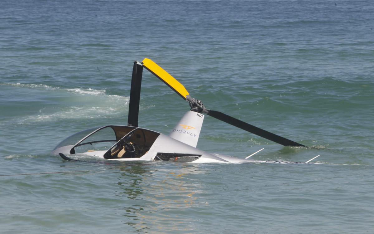 helicóptero cai no mar da Barra da Tijuca