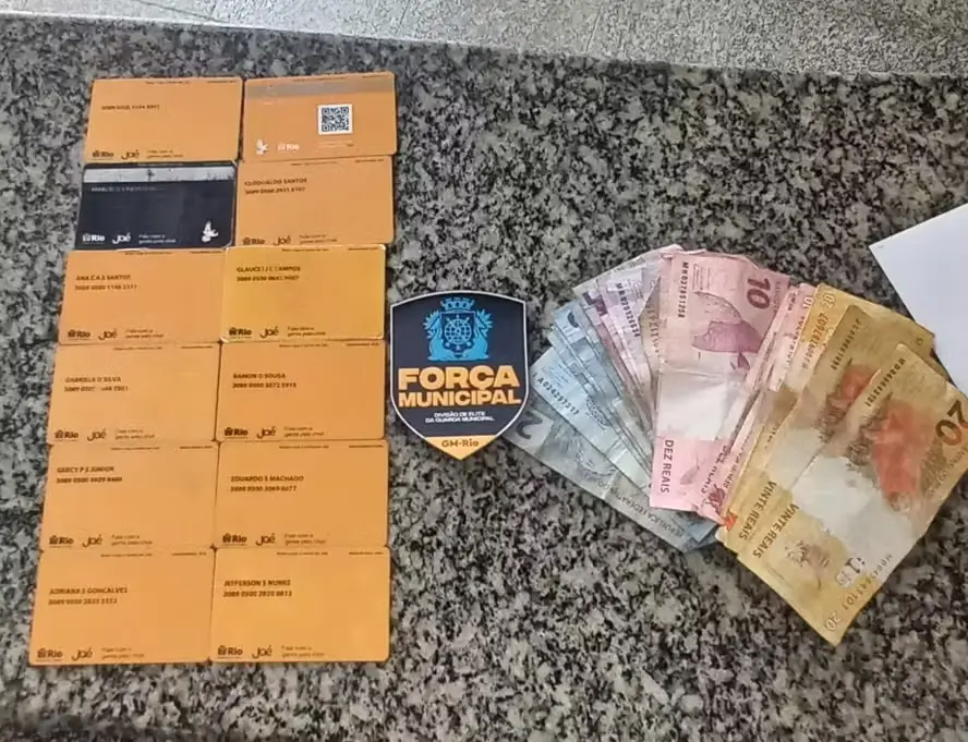 homem com 12 cartões JAÉ