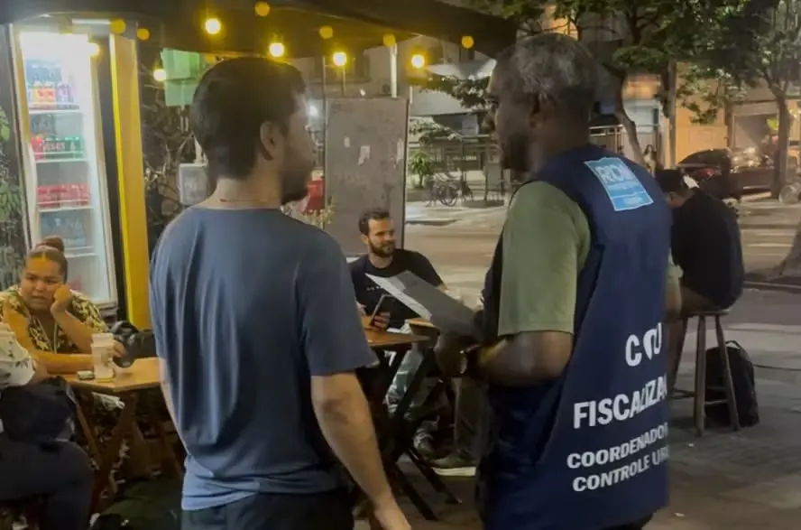 Homem com réplica de arma é detido na Presidente Vargas após atacar veículos