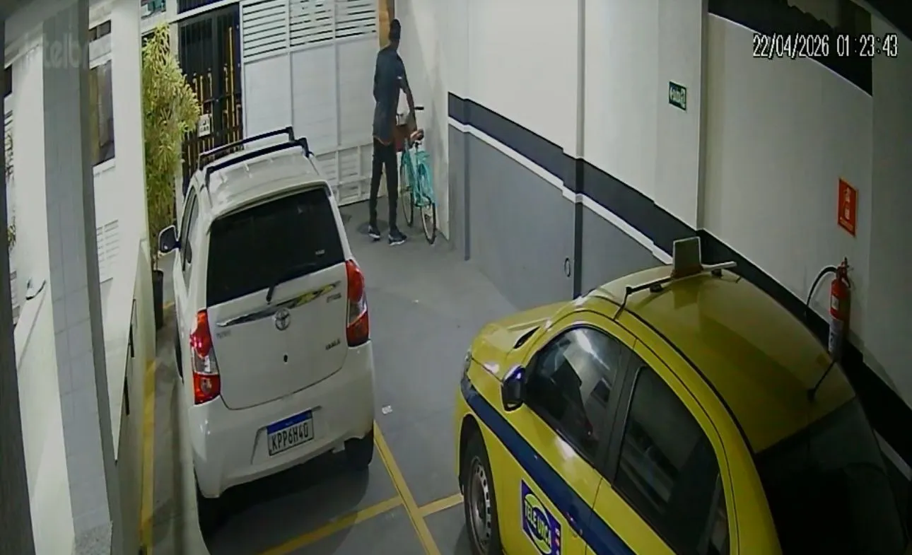 Imagens mostram Leonardo furtando uma bicicleta