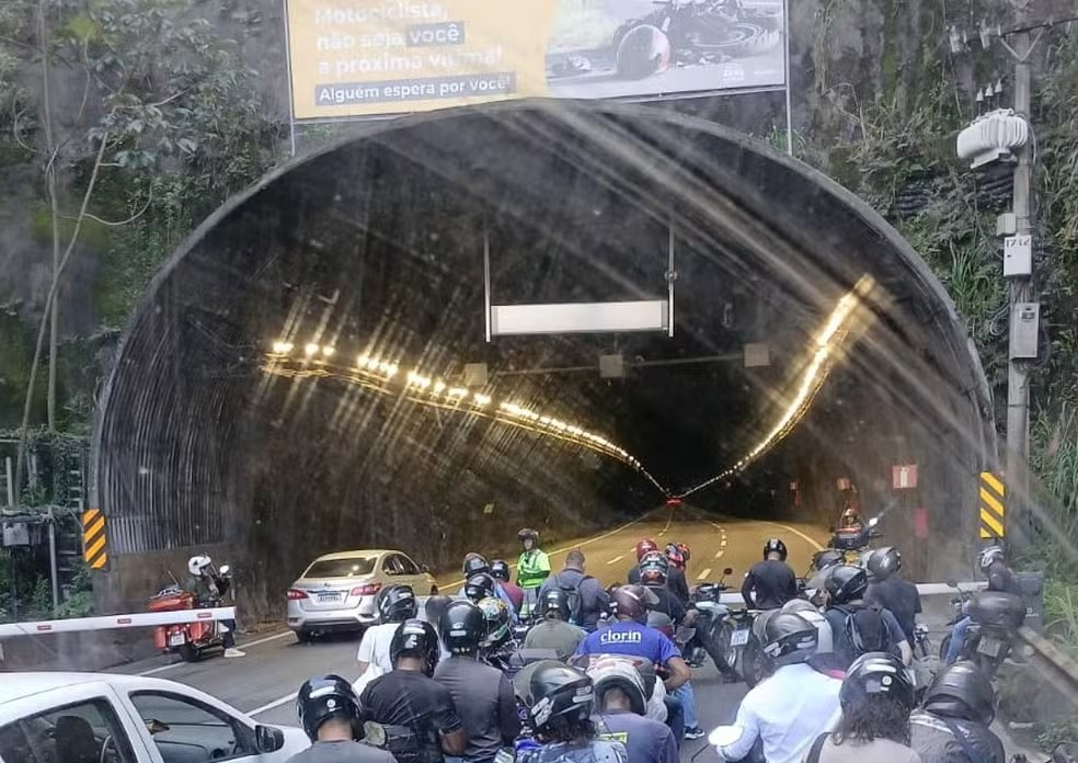 Jatos ventiladores do túnel foram acionados a fim de dispersar a fumaça