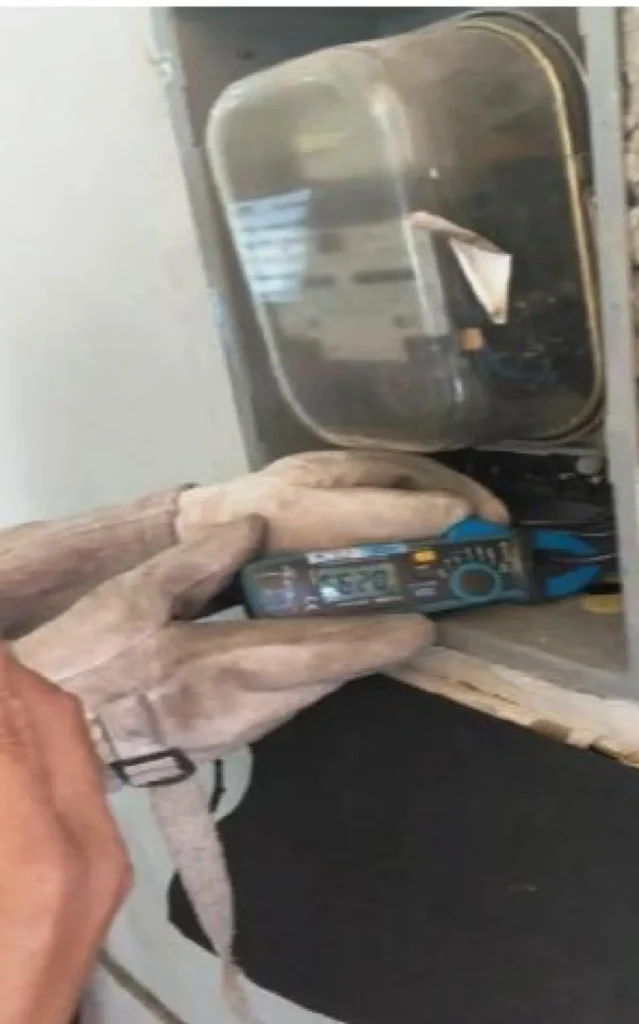 Ligação clandestina de energia em Macaé