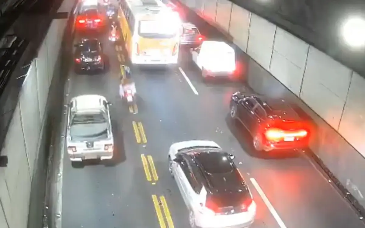 Moto pega fogo no Tunel Rebouças