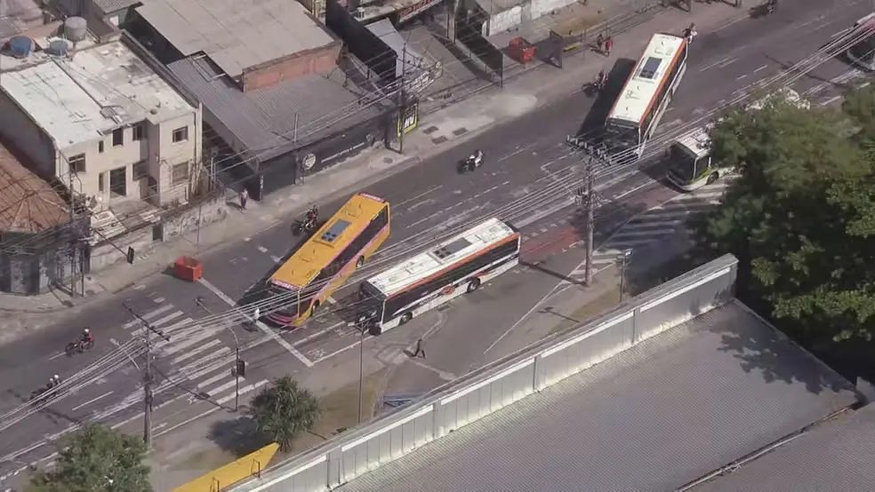 ônibus usados como barricadas no Rio