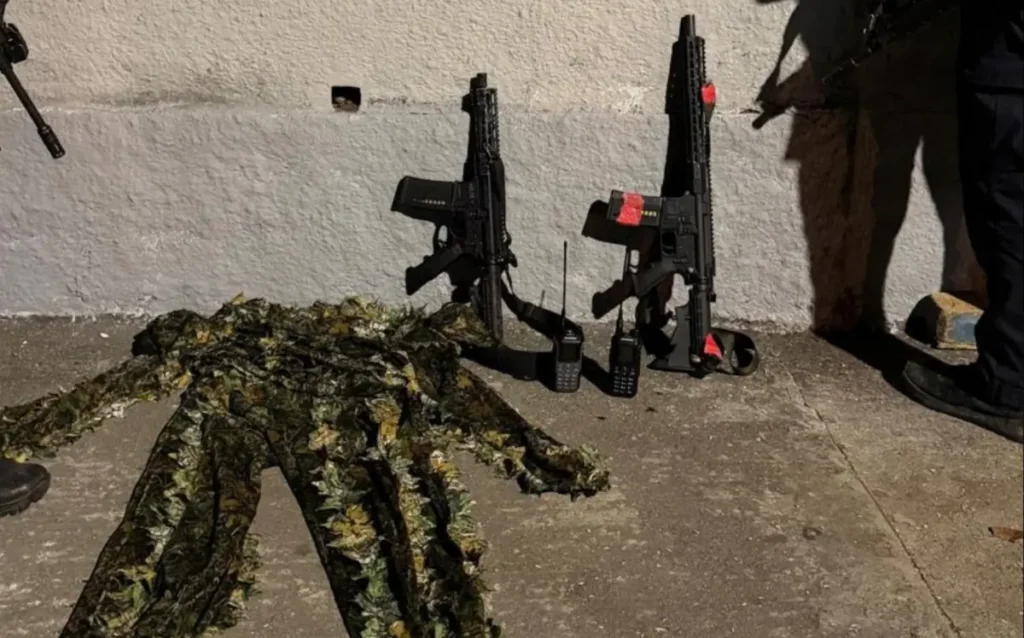 Fuzis e roupas de camuflagem foram apreendidos pelo 9º BPM