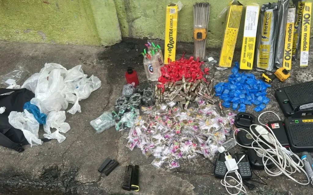 Drogas, armas e rádios comunicadores foram apreendidos na ação