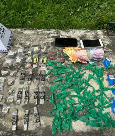 Material apreendido inclui drogas prontas para venda, celulares e dinheiro em espécie