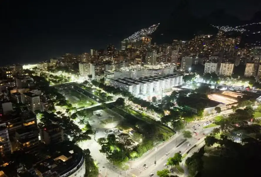 Prefeitura instala nova iluminação do Jardim de Alah