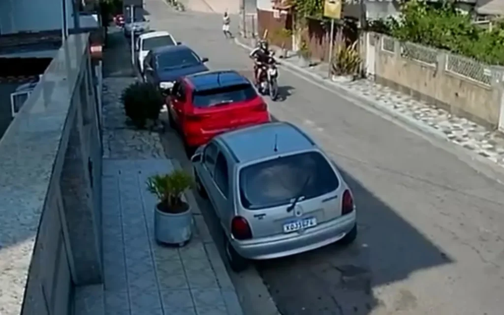 Rene Silva foi abordado por dois homens em uma moto