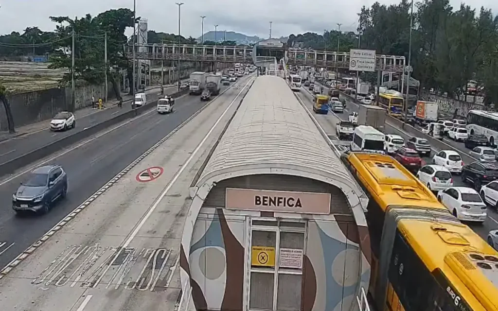Roubo de carga na Avenida Brasil