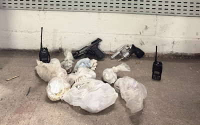 Armas, dois rádios transmissores e drogas foram apreendidas na ação