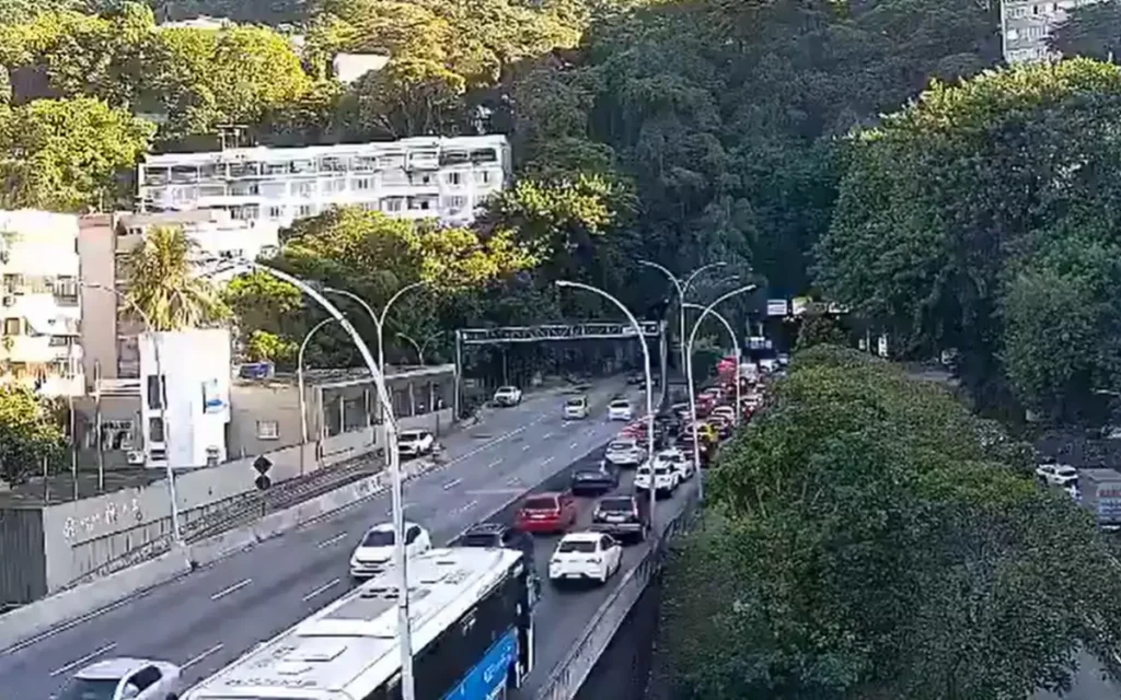 trânsito intenso no tunel rebouças