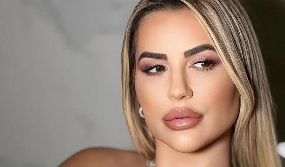 Deolane Bezerra