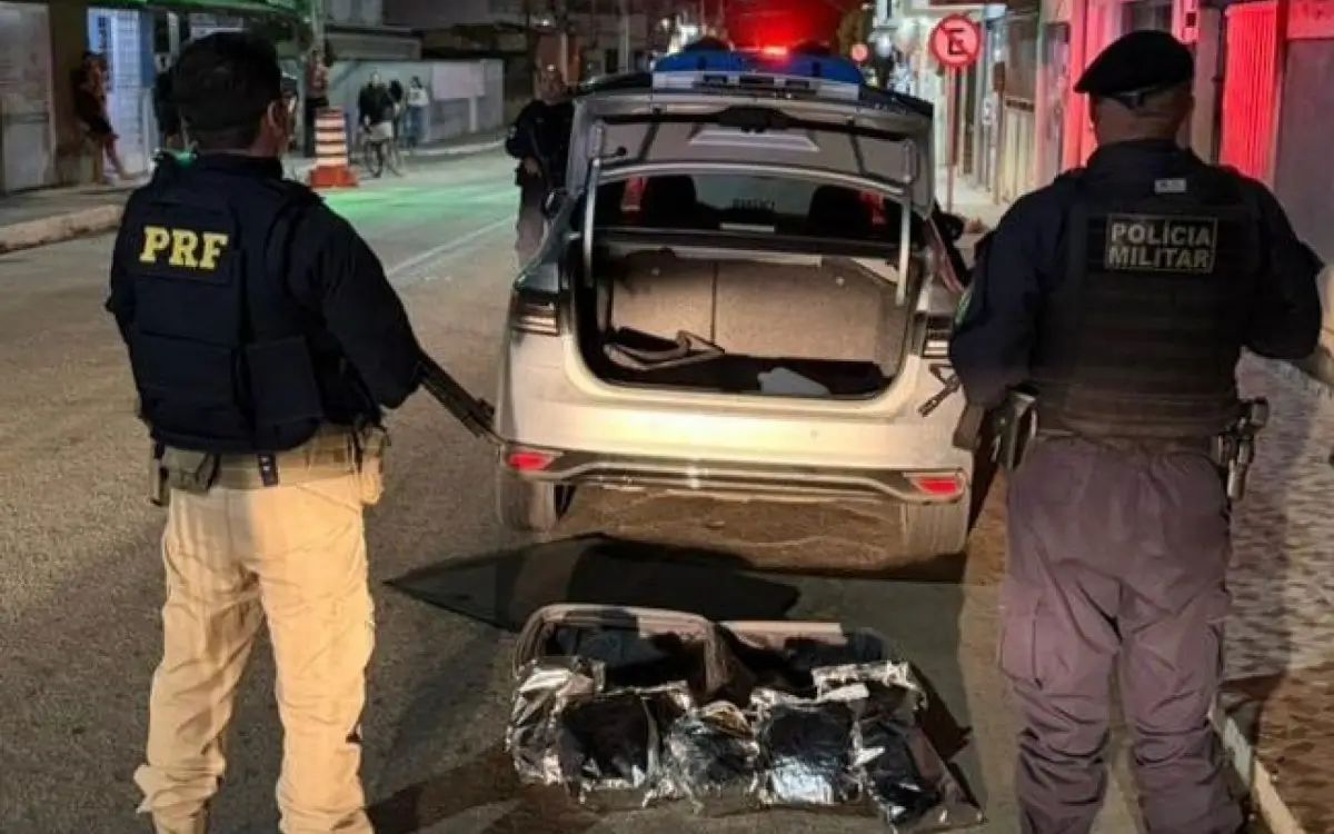 Droga estava escondida em uma mala de viagem