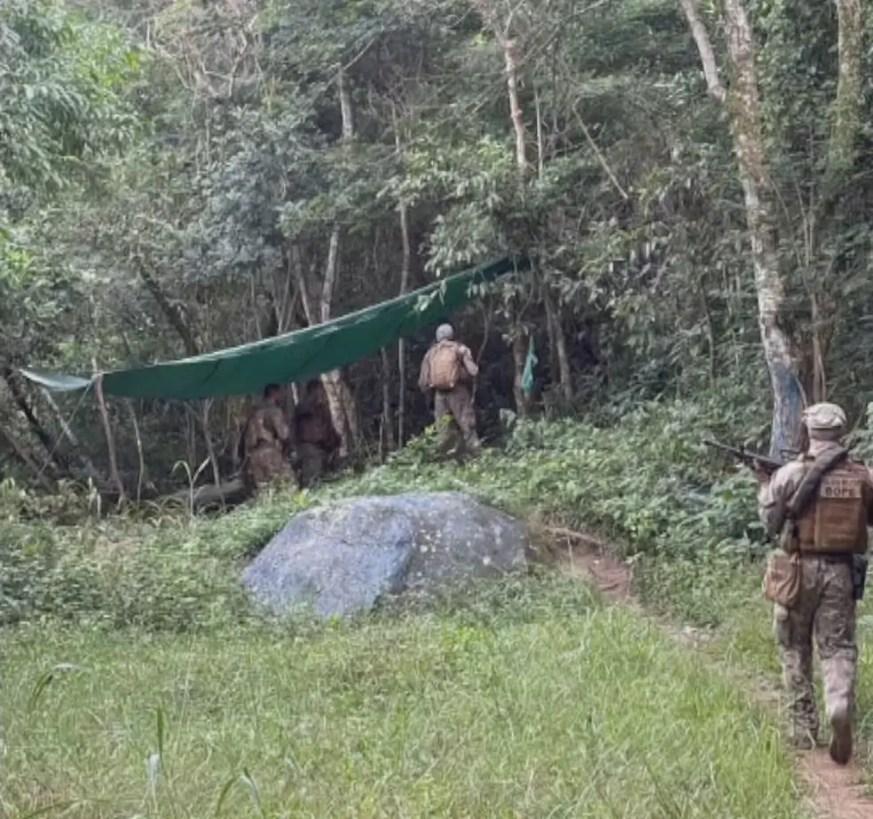 acampamento do tráfico no Morro do Borel