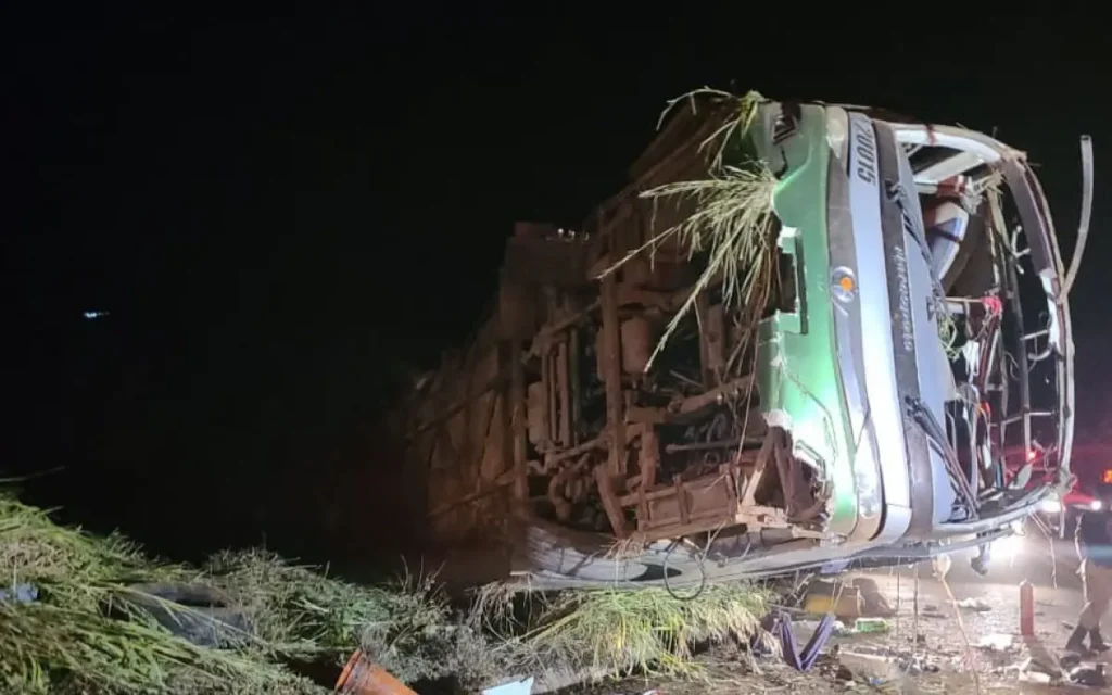 ônibus tomba em Minas