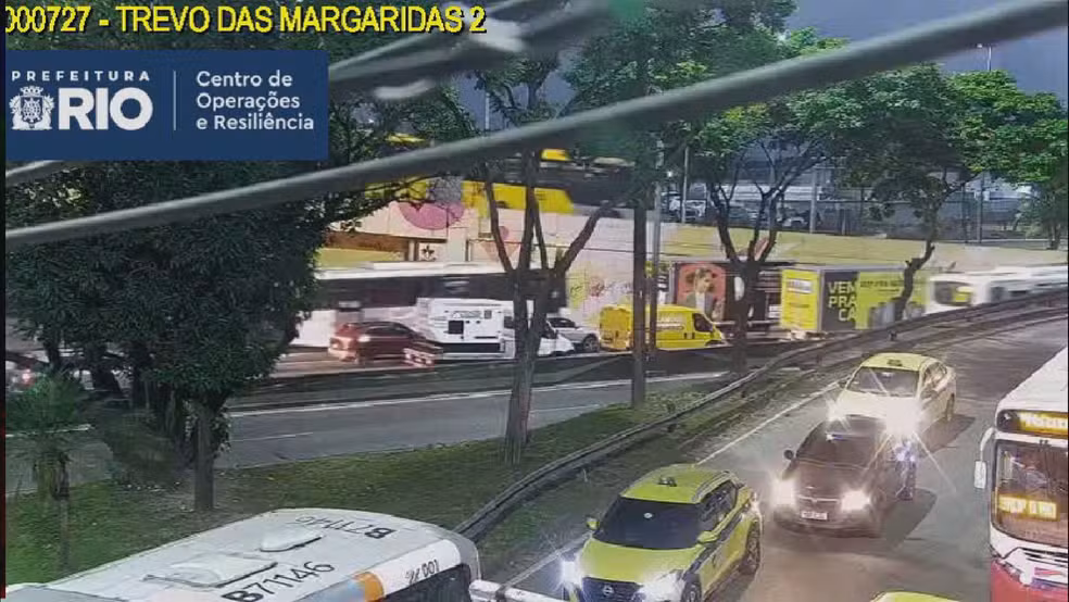 Acidente na Avenida Brasil com caminhões