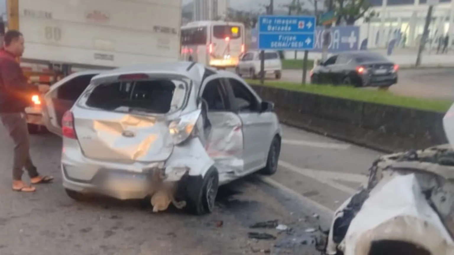 Acidente na Via Dutra com três carros provoca lentidão