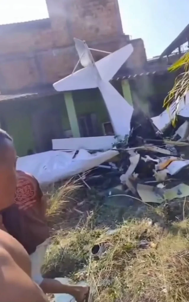Avião monomotor cai em Nova Iguaçu