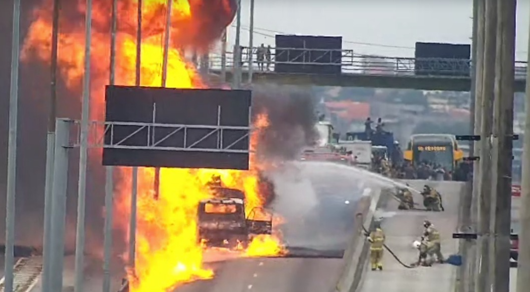 Caminhão de combustível pega fogo na Avenida Brasil