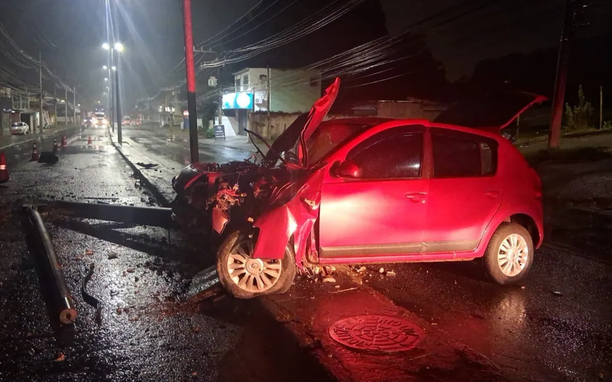 carro bate em poste em Campo Grande