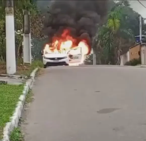 Carro de empresa de internet incendiado em Itaboraí