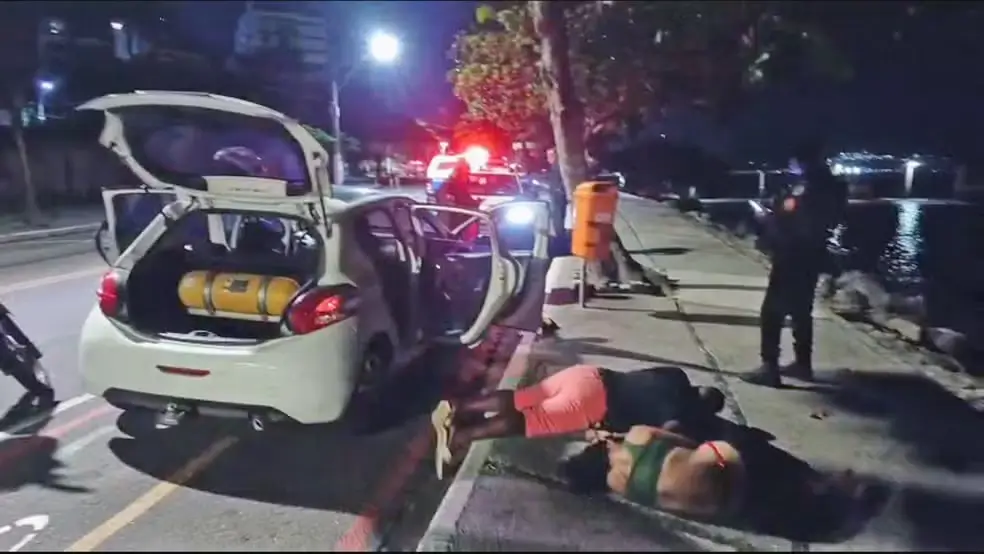 Carro roubado em Niterói leva PM a perseguição e prisão de três homens