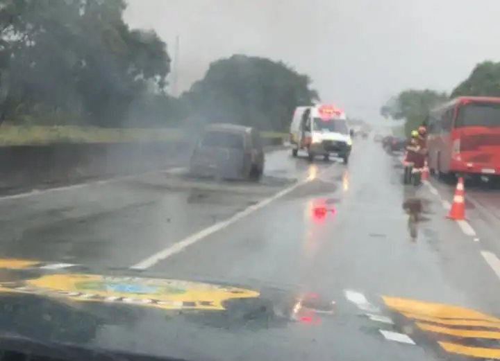 carros incendiados na Rio-Santos