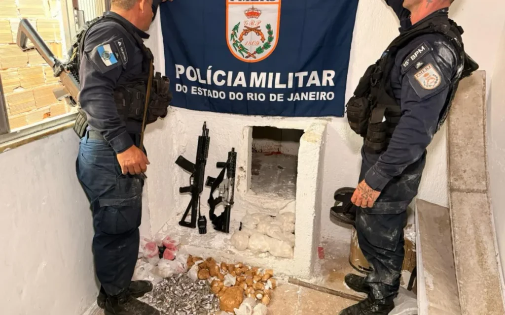 Fuzis escondidos em bunker