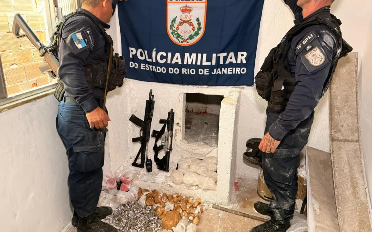 Fuzis escondidos em bunker