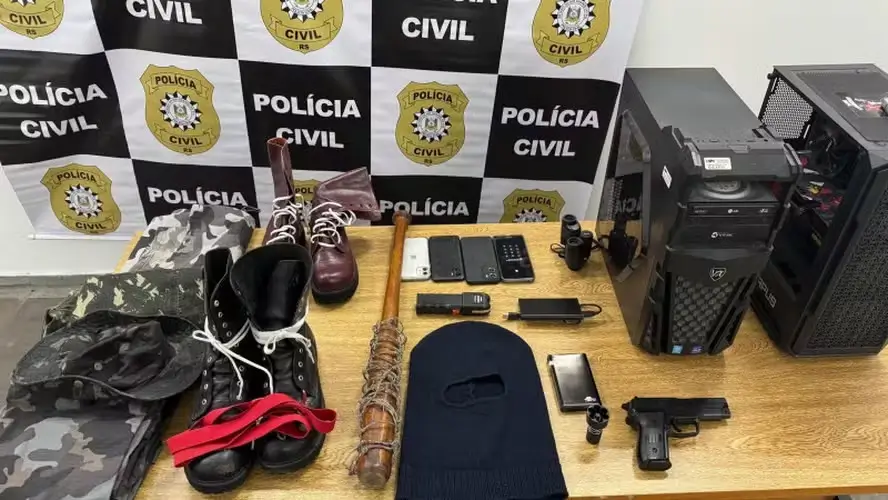 Foram apreendidos um taco de beisebol, aparelho de choque de segurança pessoal, desenhos neonazistas e máscaras.