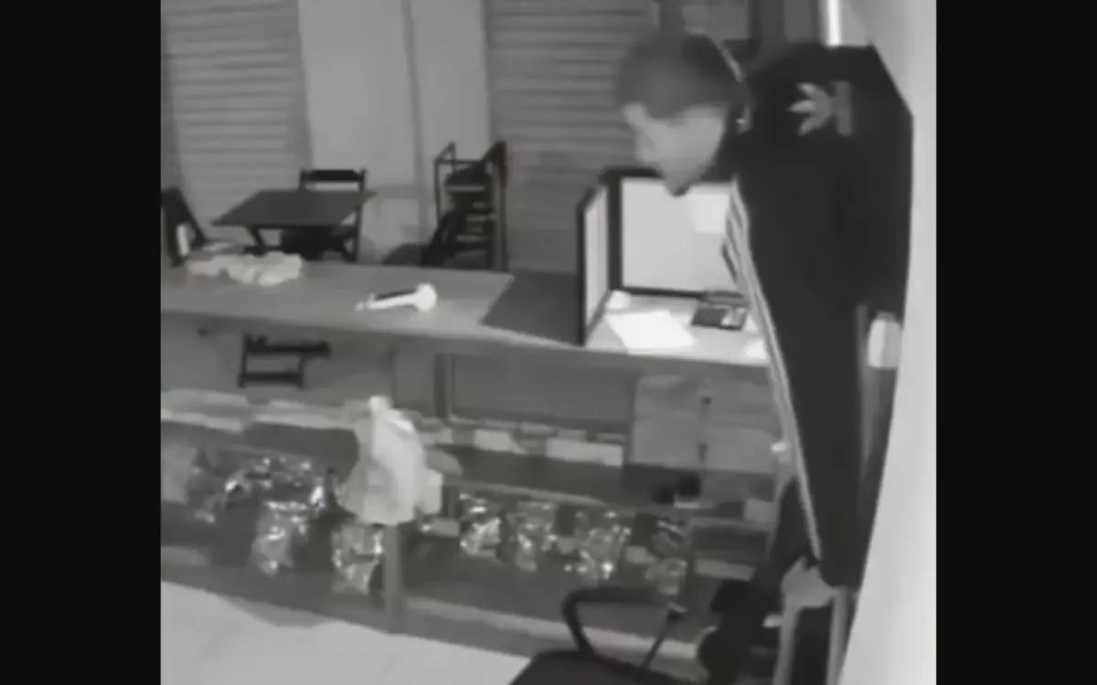Homem é flagrado furtando depósito em São Pedro da Aldeia