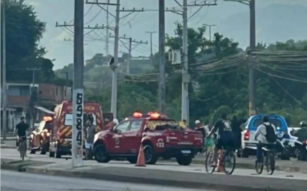 Motociclista morre em Inhoaíba após bater em poste na Avenida Cesário de Melo