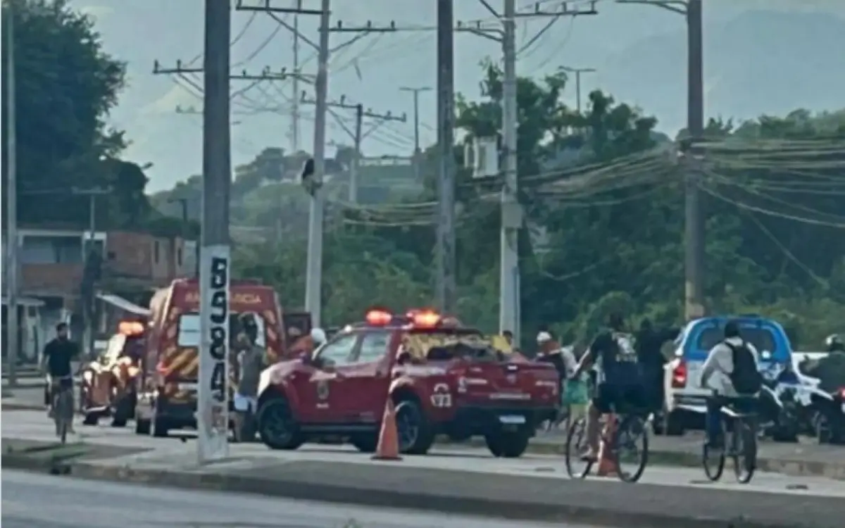 Motociclista morre em Inhoaíba após bater em poste na Avenida Cesário de Melo