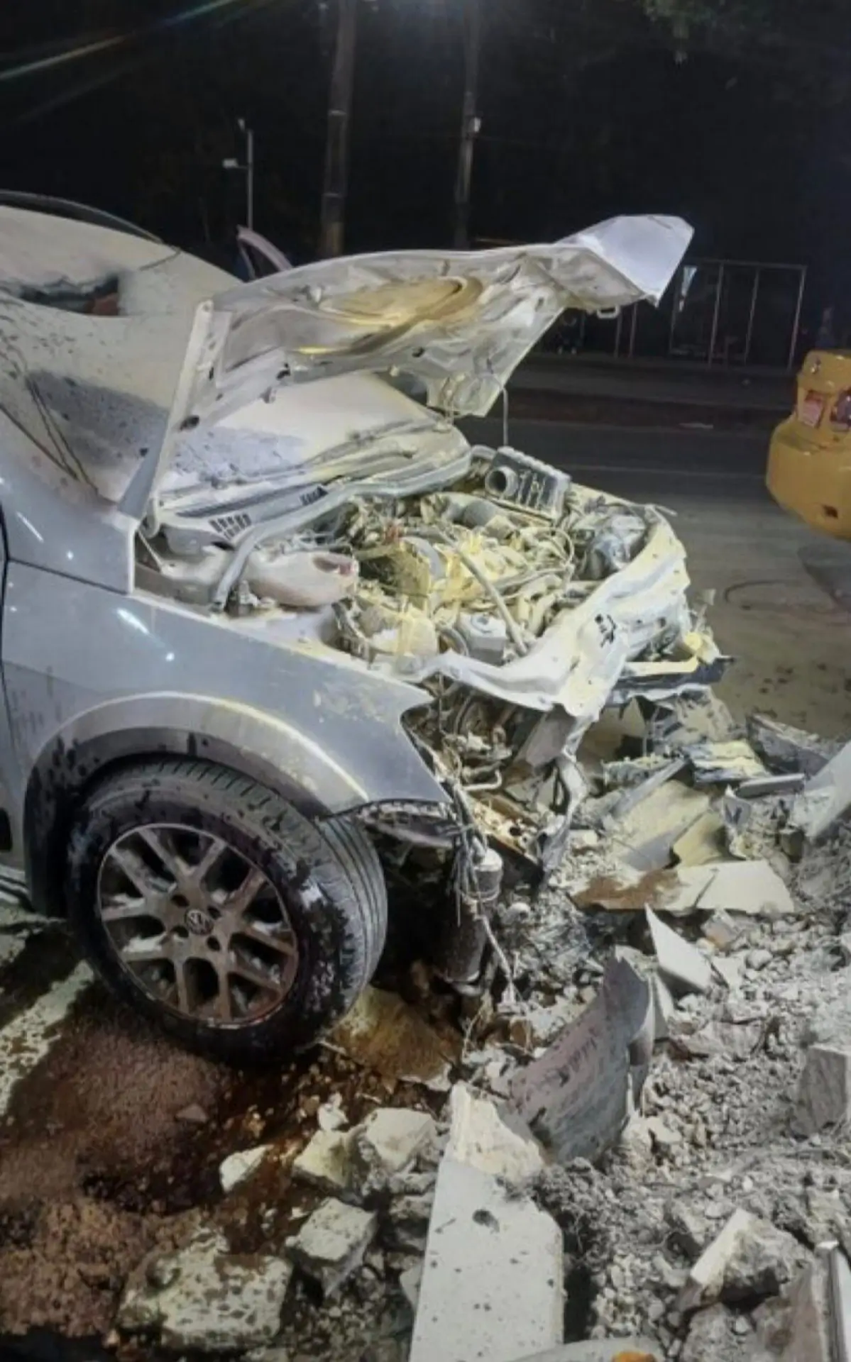 Carro ficou totalmente destruído
