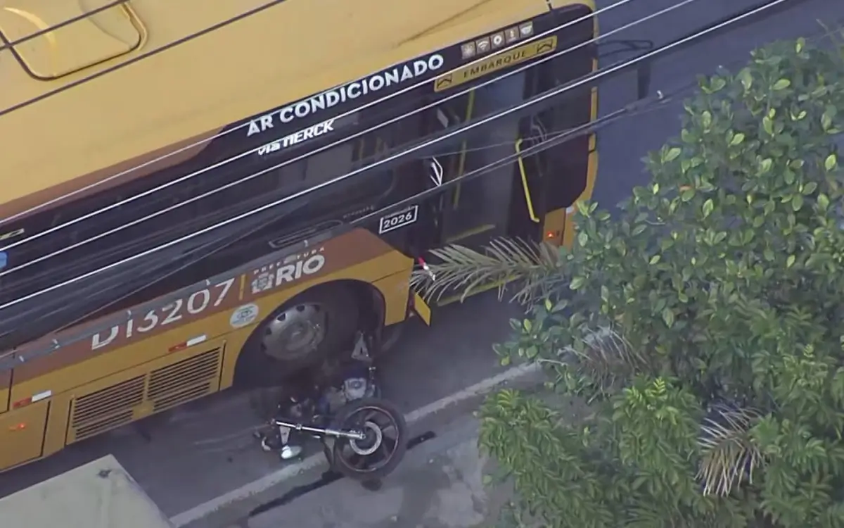 acidente em Padre Miguel envolvendo motocicleta e ônibus