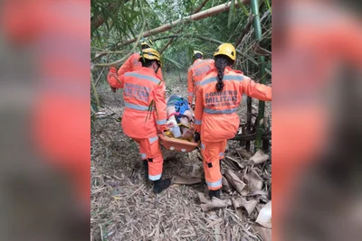 Mulher resgatada em Ituiutaba é retirada de mata fechada pelos bombeiros