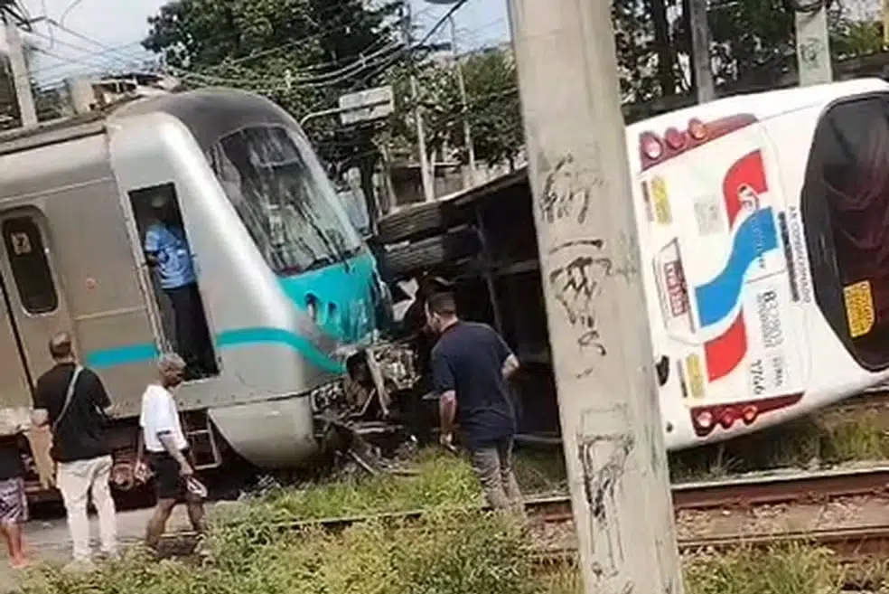 ônibus colide com trem
