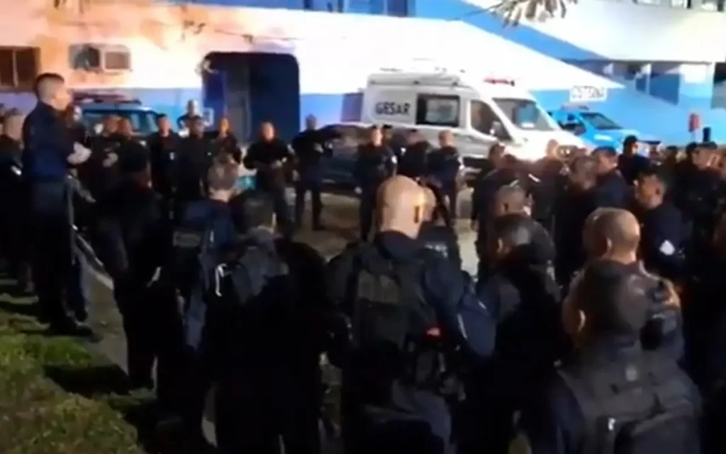 Operação na Vila Kennedy mobilizou a PM contra roubos e desmanche de veículos, com impactos em escolas e unidades de saúde.